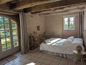 Comfort Double Room, 1 Queen Bed, Non Smoking, Pets Allowed | Premium bedding, blackout drapes, bed sheets - Saisonnée (Centrès)