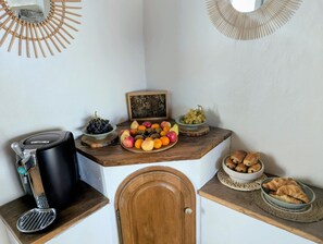 بوفيه فطور مجانًا يوميًا