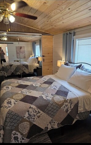 2 slaapkamers, een strijkplank/strijkijzer, gratis wifi, beddengoed