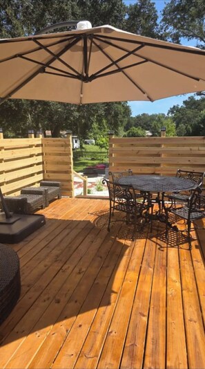 Outdoor dining - Cozy 2-bedroom mobile home in amazing St. Augustine with AC (St. Augustine)