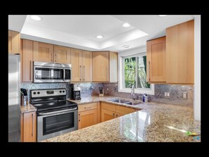 Mikroaaltouuni, liesi, astianpesukone