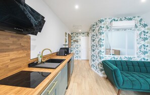 Réfrigérateur, micro-ondes, plaque de cuisson, cafetière/bouilloire