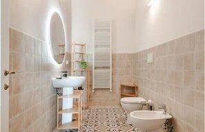 Shower, hair dryer, bidet, towels - Breath of Tuscany apartment in the heart of Val di Chiana between Arezzo and Siena (Monte San Savino)