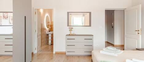 2 makuuhuonetta, silitysrauta/-lauta, Wi-Fi, vuodevaatteet