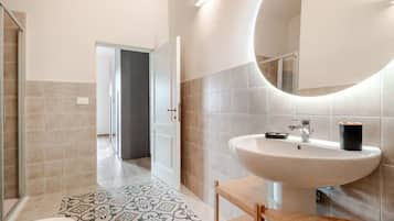 Dusche, Haartrockner, Bidet, Handtücher