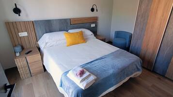 1 dormitorio, tabla de planchar con plancha, Internet y ropa de cama