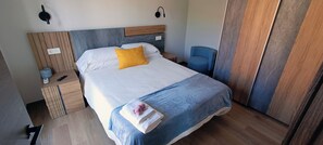 1 chambre, fer et planche à repasser, accès Internet, draps fournis