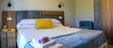 1 dormitori, planxa i posts de planxar, Internet i roba de llit