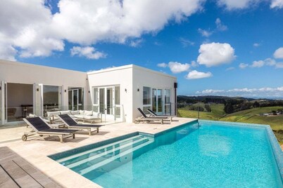 Onetangi Estate including guest cottage by Waiheke Pure - Luxurious italian style palazzo with pool, hot tub and expansive views