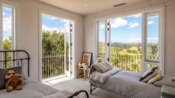 4 bedrooms, iron/ironing board, WiFi, bed sheets