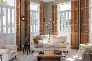 TV - Onetangi Estate including guest cottage by Waiheke Pure (Onetangi)