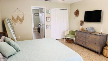 3 bedrooms, desk, iron/ironing board, travel crib