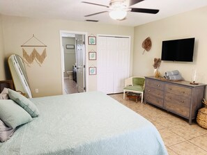 3 habitaciones, escritorio y tabla de planchar con plancha 