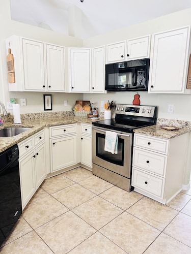 Pug Paradise – Family and Dog Friendly Home with Pool, Games & 15 Min to Beach