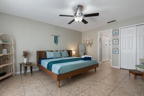 3 habitaciones, escritorio y tabla de planchar con plancha