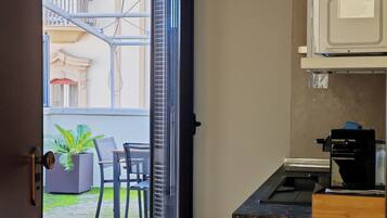 Réfrigérateur, four, plaque de cuisson, bouilloire électrique