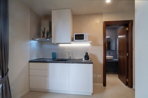 Réfrigérateur, four, plaque de cuisson, bouilloire électrique