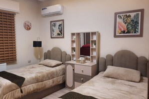 3 bedrooms, iron/ironing board, WiFi, bed sheets