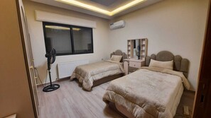 3 habitaciones, tabla de planchar con plancha, wifi y ropa de cama