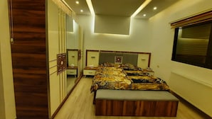 Une chambre à coucher avec un grand lit, une armoire, une table de chevet et une fenêtre.