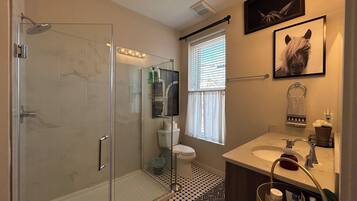 Dusche, Haartrockner, Handtücher, Seife