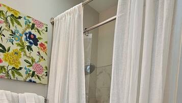 Douche, sèche-cheveux, serviettes fournies, savon