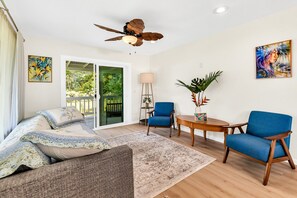 Living area - Lovely 2-bedroom Hawaiiana near historic Pāhoa Town close to Black Sand Beaches (Pāhoa)