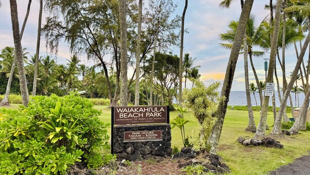 Schild für den Waikakahiʻula Beach Park mit Angaben zu den Öffnungszeiten und einem Verbot für motorisierte Fahrzeuge.