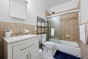Secadora de cabello, toallas, jabón, papel de baño 