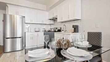 Een magnetron, een oven, een kookplaat