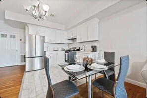 Een microgolfoven, een oven, een kookplaat