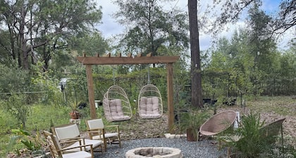 Cozy Guest house - Near FSU, Trails, and the airport.