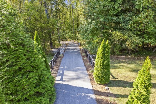 Beautiful 5-Bedroom Lakeside Retreat at Tim’s Ford
