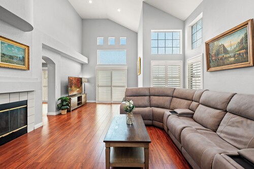 Cozy 3-Bedroom Family Home Clean, Spacious & Convenient Location 6 Beds