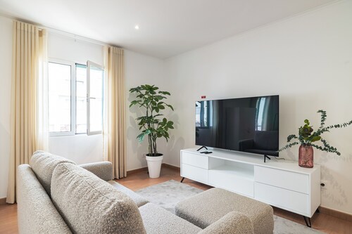 New Stylish Home w/ AC/Heat, Washer/Dryer & Dining Patio-Near Beach & Shops