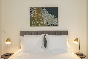 مكواة/لوح كي وسرير سفر وواي فاي مجانًا وملاءات أسرّة