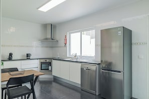 ثلاجة، ميكروويف، فرن، موقد طهي مسطح