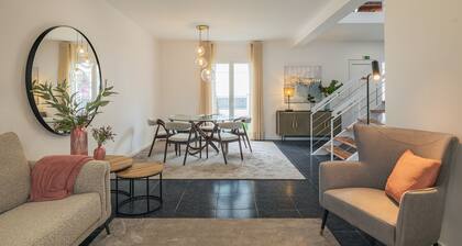 New Stylish Home w/ AC/Heat, Washer/Dryer & Dining Patio-Near Beach & Shops