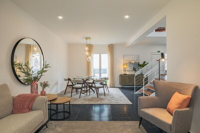 New Stylish Home w/ AC/Heat, Washer/Dryer & Dining Patio-Near Beach & Shops