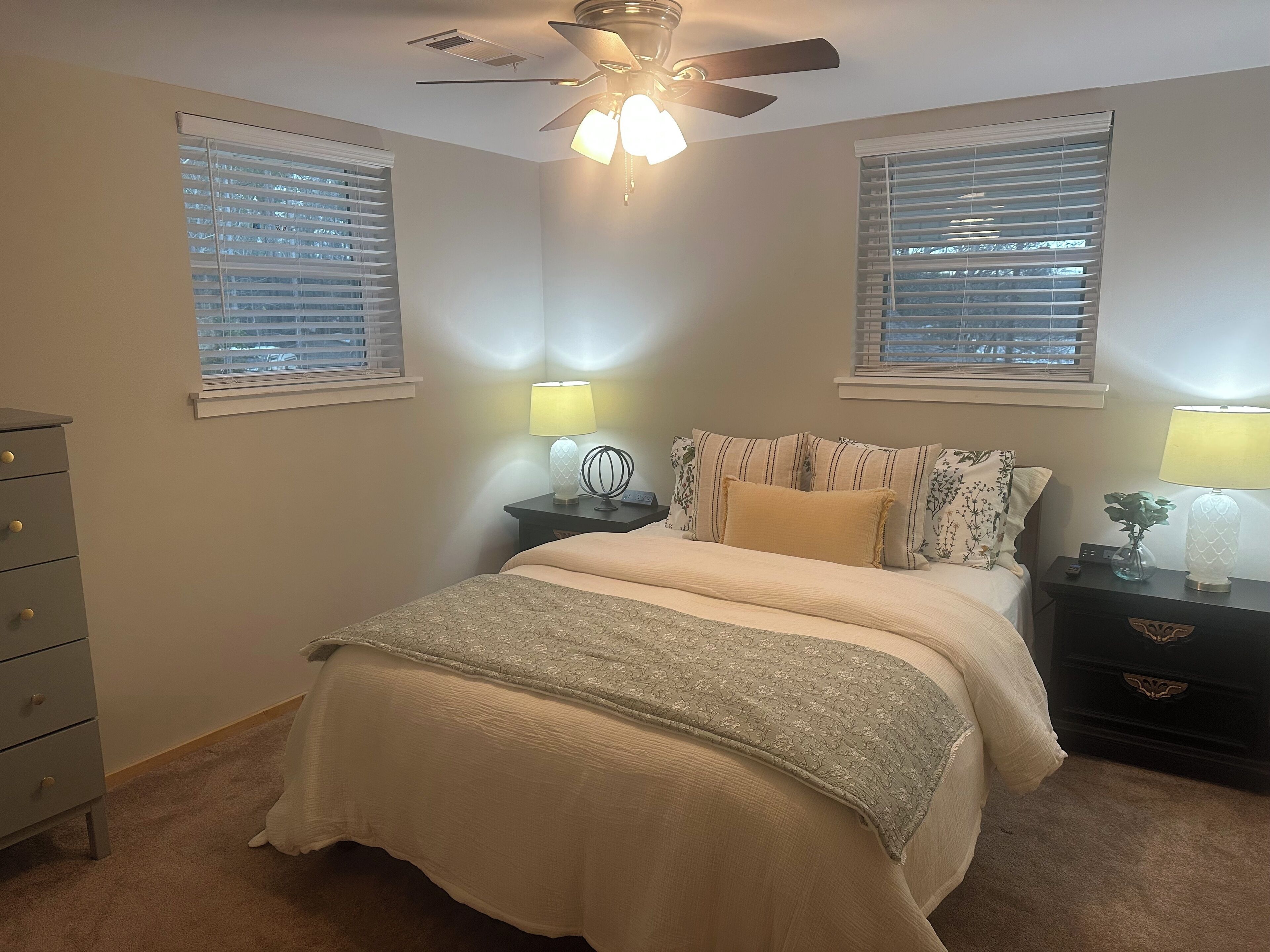 3 عدّة غرف نوم ومكواة/لوح كي وواي فاي مجانًا وملاءات أسرّة