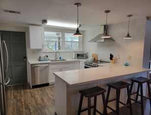 Réfrigérateur, four à micro-ondes, un four, surface de cuisson