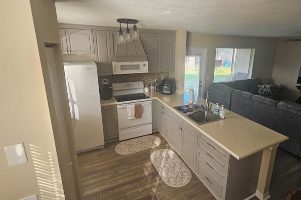 Kjøleskap, mikrobølgeovn, ovn og kokeplater