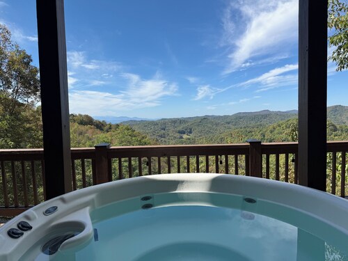 Hatley Hideaway - Sunset views w/Hot Tub + Fire Pit