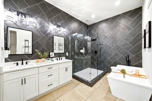 Douche, sèche-cheveux, serviettes fournies, savon