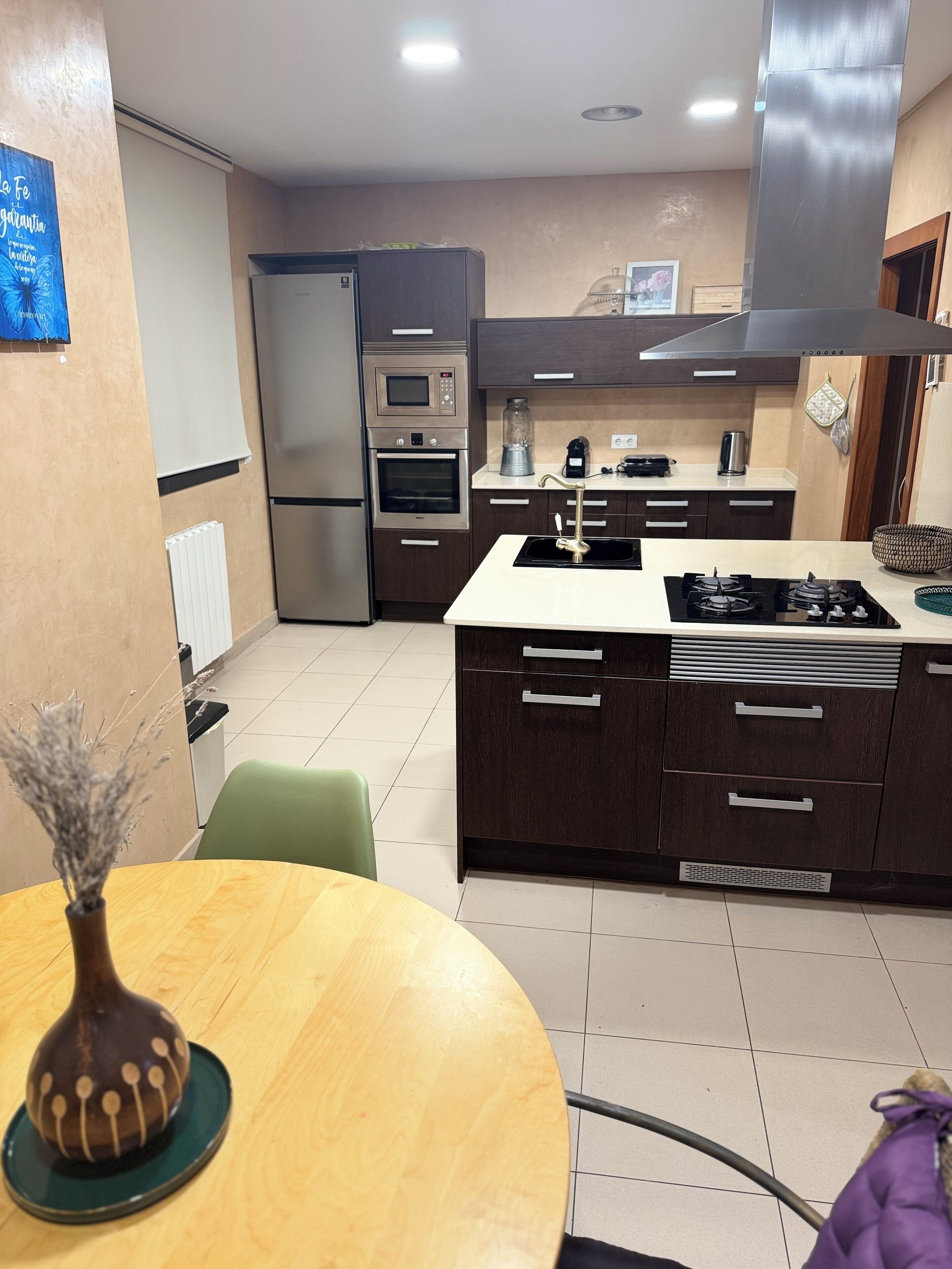 Een microgolfoven, een oven, een kookplaat, een vaatwasser