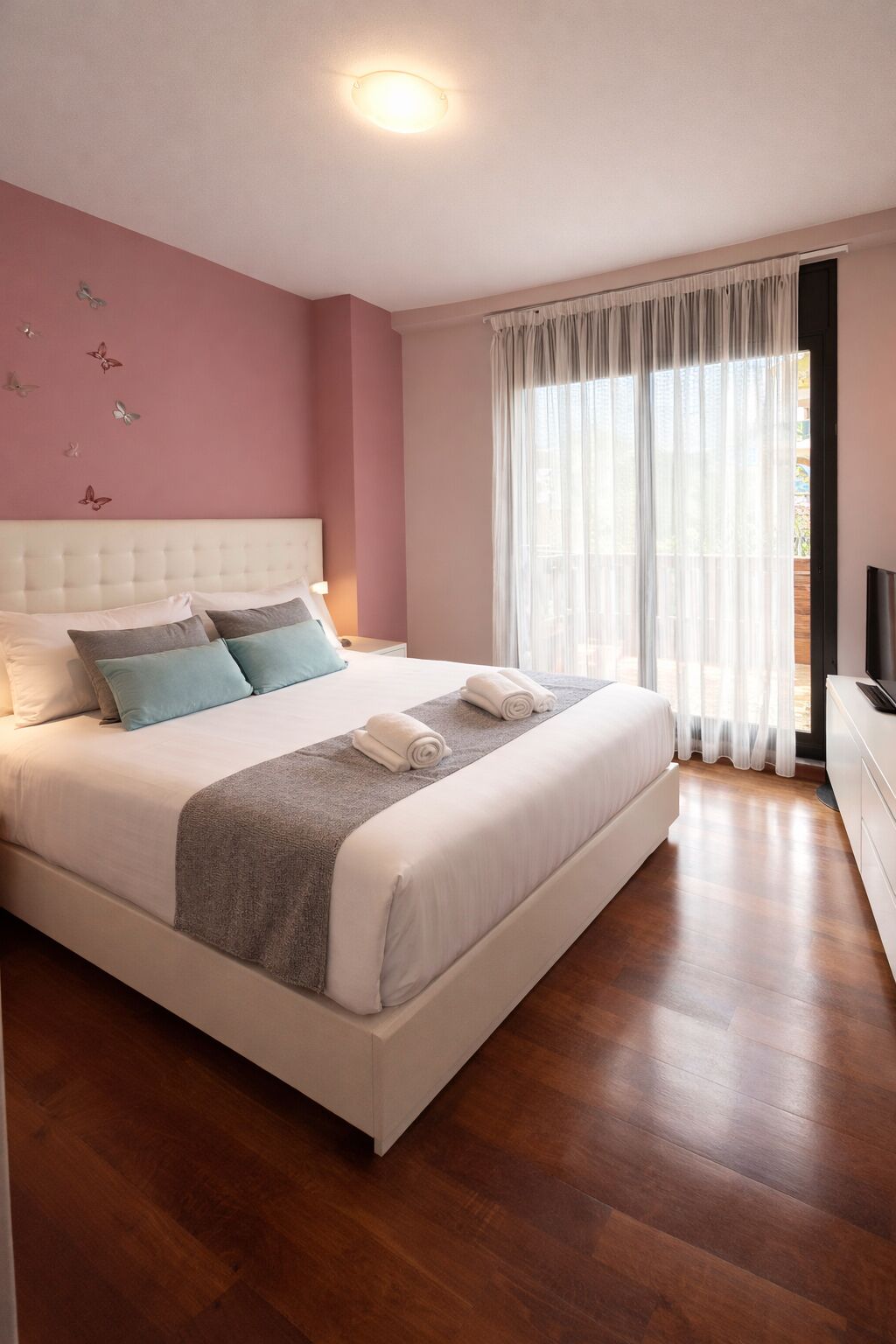 5 多间卧室、客房内保险箱、免费 WiFi、床单