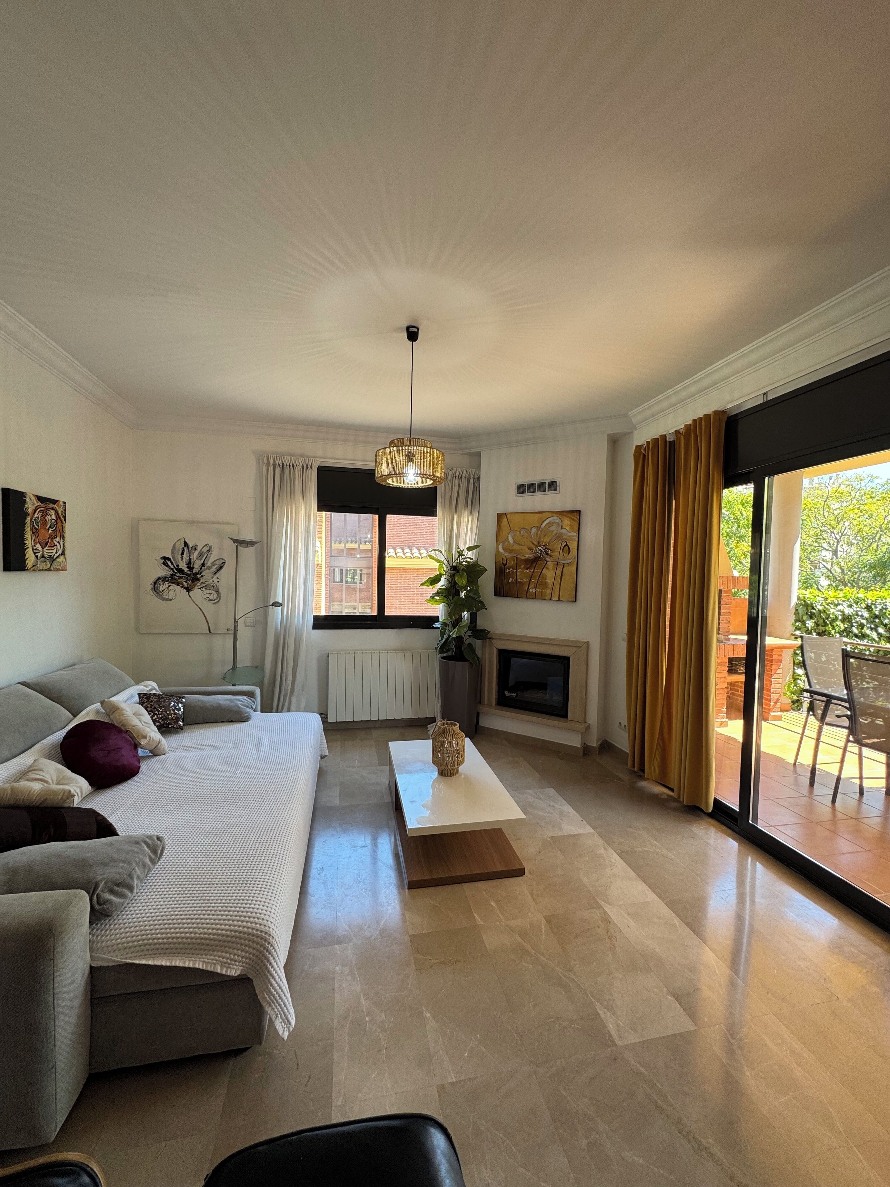 Televisie en een open haard