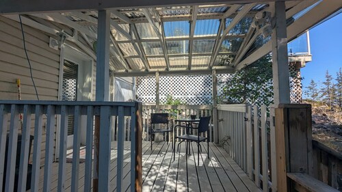 The Niven Nook - Cozy Basement Suite with Private Entrance and Porch