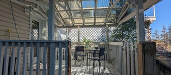 The Niven Nook - Cozy Basement Suite with Private Entrance and Porch