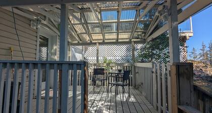 The Niven Nook - Cozy Basement Suite with Private Entrance and Porch
